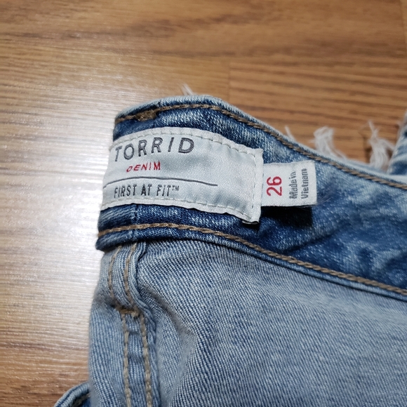 NWT Torrid distressed demin capris - Picture 4 of 4